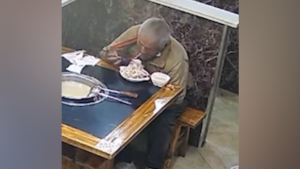 暖流 | 老人半夜讨水喝 暖心店主反手安排一顿饭