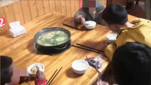 暖流 | 四名小孩同时走失 饭店老板娘暖心照顾做饭