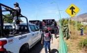 墨西哥截获非法移民卡车 发现57名未成年人