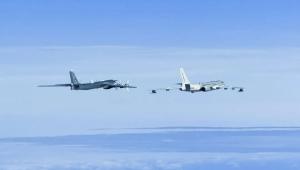 中俄空军轰炸机编队，飞越白令海！