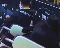 小伙把電動(dòng)車直接騎進(jìn)飯店 網(wǎng)友：看把倆人餓啥樣了！