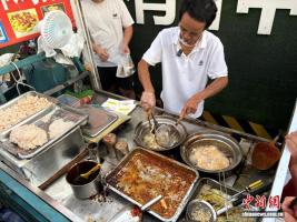 雞排哥提醒國(guó)慶假期有序排隊(duì) 忙中有序迎客來(lái)