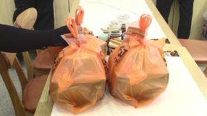 老人小孩误拿外卖被当偷窃发群聊 误会终得澄清