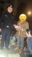 民警翻遍垃圾场找回失物女子送锦旗致谢 10万元现金失而复得