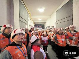 跨年夜西湖边再现“最美人墙” 温暖守护行人安全