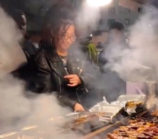 女子把中国烧烤摊摆到英国街头 当事人回应
