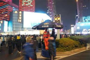 南京消防员护航跨年夜 确保节日安全