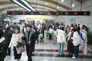 跨年夜重庆轨道交通客运量再创新高 多线齐发力创纪录