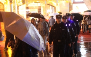 武汉武警官兵跨年夜冒雨坚守街头 守护市民平安跨年