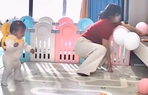 宝宝首次学会走路 只为给妈妈拿眼镜