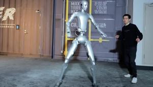 宇树放出人形机器人H2最新训练视频 展现腾空侧踢等新技能