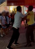 智障男子带迷路女孩找家后续 遭误解被迫下跪