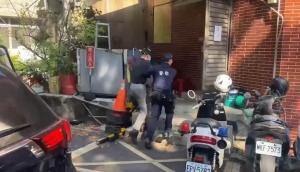 台湾两男子当街争吵 一人亮刀恐吓