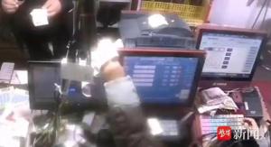 店主误将10万中奖彩票给别人 疏忽大意惹祸端