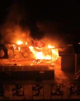 湖南一地起火 有人冲进火场抢肉 数千斤腊肉险被焚毁