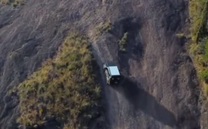 鹰潭龙虎山有人开越野车上陡坡 景区：该地段未开发，正组织整改