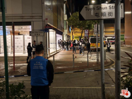 一男子在商场持刀劫持人质，两名警员开枪