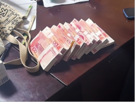 女子疑遭网络诈骗 民警紧急设卡拦截 保住10万元现金