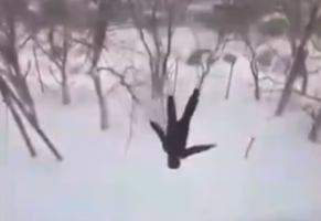 俄男子从5楼纵身跳进雪堆未受伤 立即被吞没
