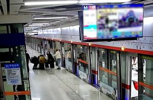 乘客突发心脏病 众人伸手紧急施救 温暖救援全程记录