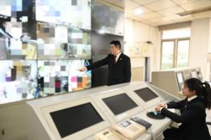 5名外卖员将手指砸骨折骗保32万 精心策划的保险诈骗团伙落网