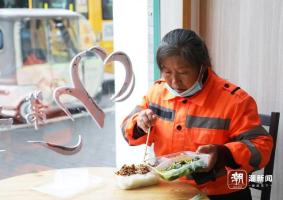 浙江一小学将食堂剩饭送给环卫工人 五年温暖传递