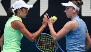 张帅澳网夺冠高举国旗 妈妈喜极而泣 七年等待终圆梦