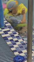 男孩用水桶装泳池水大口喝 网友着急 安全提醒需重视