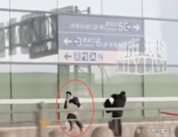 妈妈把儿子送错站口 以为他不舍追车 亲情翻车现场引发热议