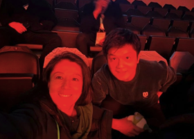 樊振东与中国冬奥首金得主杨杨合影