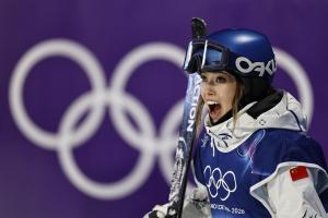 谷爱凌刘梦婷携手出战决赛 共闯自由式滑雪大跳台