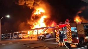 台南车辆存放场突发大火 百辆车遭焚毁