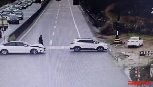 春节休假民警遇交通事故紧急“上岗” 暖心举动保畅通