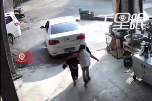 父母返城务工姐弟俩泪奔追车 孩子爸爸：不敢回头