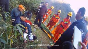 女子春节登山摔伤被困多方力量成功营救 三小时紧急搜救