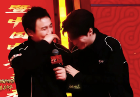 范丞丞用一只玩具老鼠戳了沈腾的鼻孔