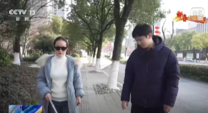 AI助盲眼镜成出行神器 失明20年姑娘戴AI眼镜独立出行