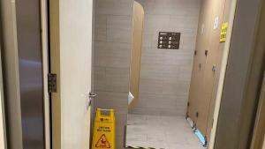 上海一商场男厕长期敞开无遮挡 隐私堪忧引发顾客不满