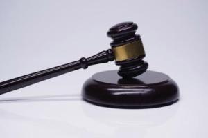 男子燃放烟花未熄灭烧毁奔驰赔27万 违规燃放代价沉重