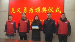 老人狂买26万元金条！扬州一金店员工暗中报警 成功阻止电诈案件