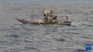 菲船只侵闯黄岩岛领海 我海警驱离 依法维护主权