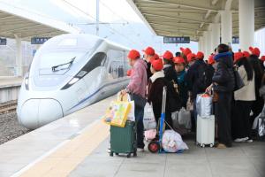 169名务工人员及亲属乘专列返岗 助力复工复产