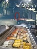 男子半夜嘴馋2晚偷300串烤串 嫌疑人已被刑拘