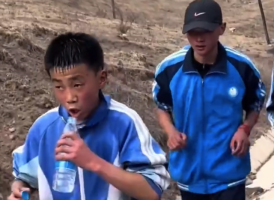 少年强则国强！20公里拉练 5年级小孩哥干倒初中生