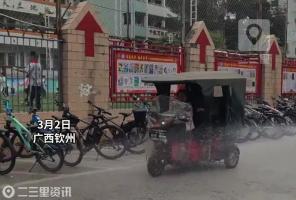 洒水车闹市作业无视路人直接喷 文明作业引反思
