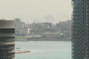 记者采访车变接驳车护送中国同胞 机场遇袭滞留同胞获助