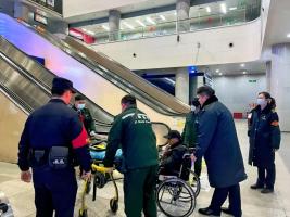老人候车室倒地铁警助其脱险 紧急救援保平安