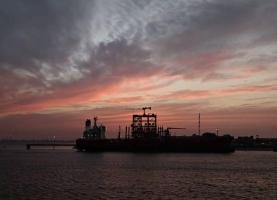 中国船员讲述霍尔木兹海峡惊魂时刻 数百船只滞留波斯湾