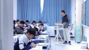 一学校倡议23点没完成作业可不写 保障学生睡眠