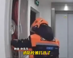 外卖员送完餐打开小区消防栓放水 擅自行为引发安全隐患